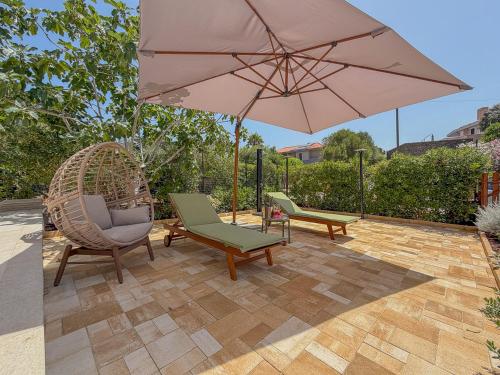Pergola, BBQ and modern comfort by Host Hero