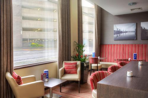Bar/lounge, Holiday Inn Express - Glasgow - City Ctr Theatreland By IHG near The Tenement House