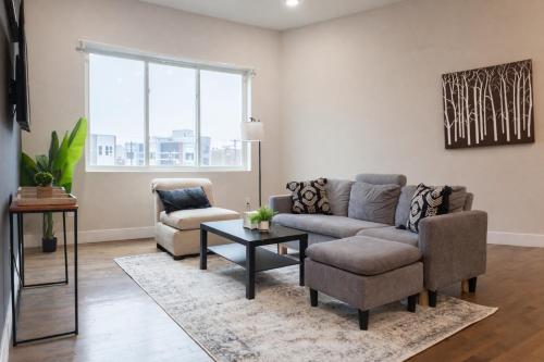 Stylish 2BR,1BAFree ParkingQueen Beds