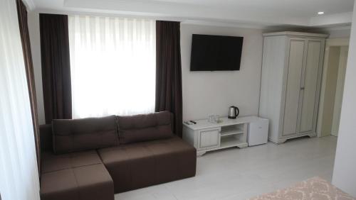 1 king bed, 1 sofa bed