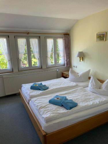 1 queen bed, 2 twin beds