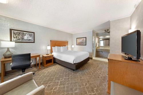 Best Western Plus Black Oak Room Type - King Room - Non-Smoking