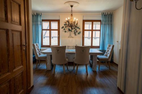 Facilities, Traumhaftes Anwesen mit Gutshaus und Nebenhaus in Niedere Borde