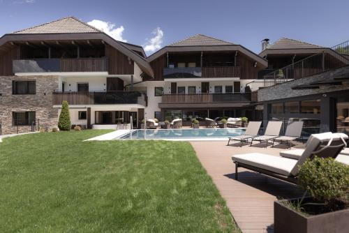 Aparthotel Familiaris - Family Apartments - Pools & Spa in Dolomites 2