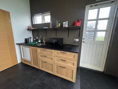 Kitchen, Hamar - Puffin Cottages & Rooms in Budarholshverfi
