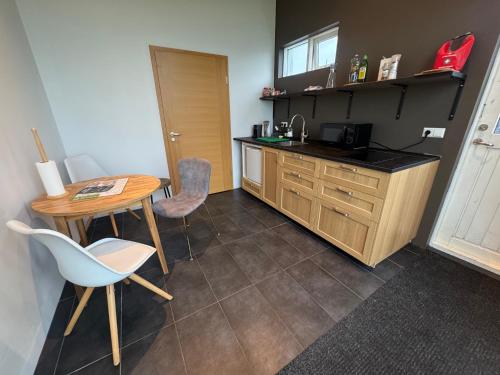 Kitchen, Hamar - Puffin Cottages & Rooms in Budarholshverfi