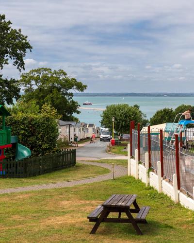 Omgivningar, Waverley Park, East Cowes in East Cowes