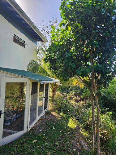 Градина, Little Eden house to feel comfortable in Sauteurs