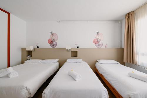 1 double bed, 2 twin beds