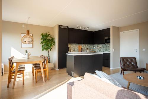 Modern 3 bedroom apartment - 4 minute walk from metro - top floor baclony view, Осло (фото 5)