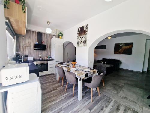 Urogallos Poolside Retreat 2BR, 2 Baths & Shared Pool in La Sierrezuela