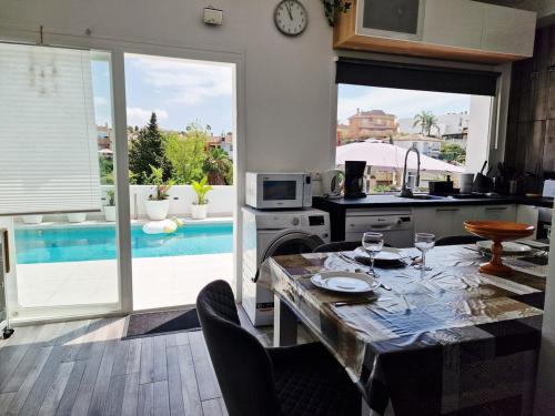 Urogallos Poolside Retreat 2BR, 2 Baths & Shared Pool in La Sierrezuela