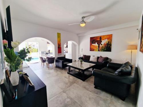 Urogallos Poolside Retreat 2BR, 2 Baths & Shared Pool in La Sierrezuela