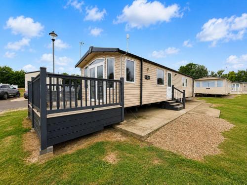 Iekārtas, Lovely Caravan With Front Decking At Carlton Meres Park Ref 60018R in Rendham