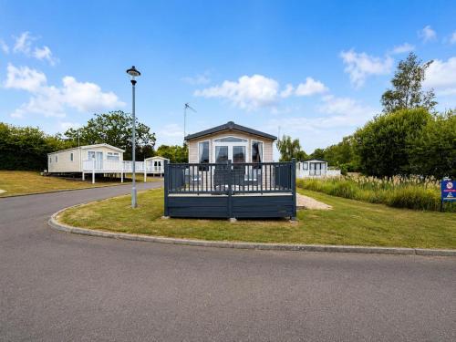 Restorāns, Lovely Caravan With Front Decking At Carlton Meres Park Ref 60018R in Rendham