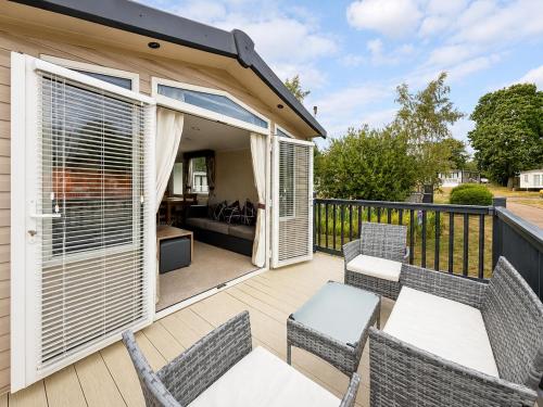 Iekārtas, Lovely Caravan With Front Decking At Carlton Meres Park Ref 60018R in Rendham