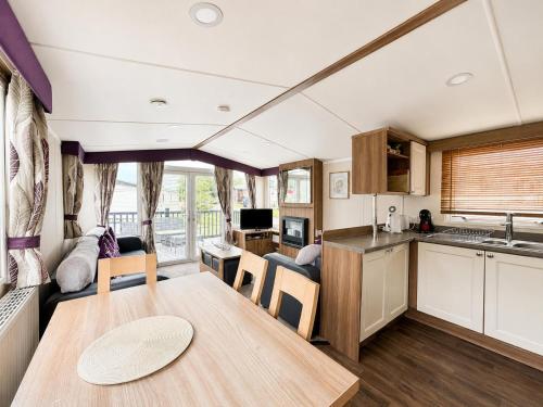 virtuve, Lovely Caravan With Front Decking At Carlton Meres Park Ref 60018R in Rendham