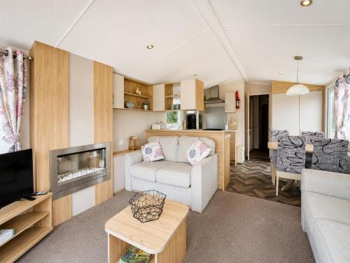 virtuve, Lovely Caravan At Carlton Meres Holiday Park Ref 60034O in Rendham