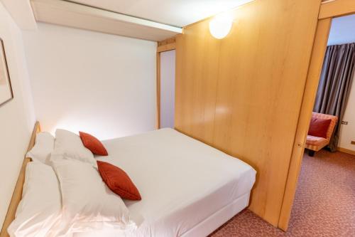 1 queen bed, 1 sofa bed