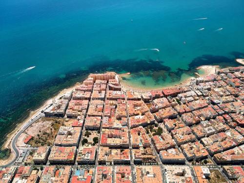 2BDR Apt with Pool Stunning Sunset 300m Beach