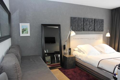 Guestroom, Hotel Litteraire Alexandre Vialatte, Signature Collection in Clermont-Ferrand