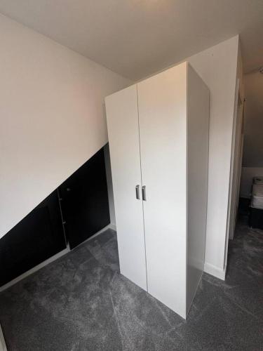 Large 5BR House, Free Parking, Sleeps 10