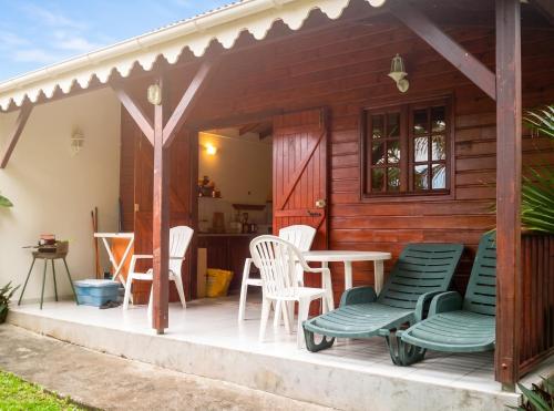 Balcony/terrace, Maison charmante a Deshaies avec vue sur montagne + jardin in Deshaies
