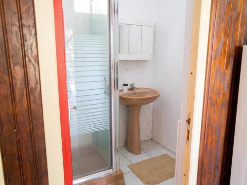 Bathroom, Maison charmante a Deshaies avec vue sur montagne + jardin in Deshaies