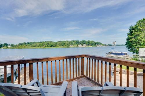 . Big Pine Island Lake Cottage w/ Boat Dock & Kayaks