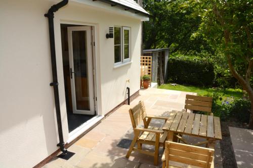 Cedar Tree Cottage - image 3
