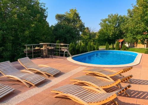 Elegant Villa With Jacuzzi Near Mozdenec