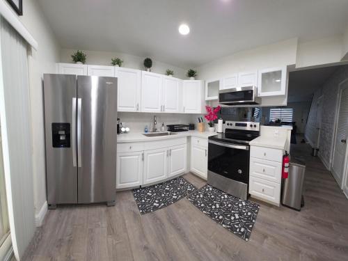 Cozy Retreat by the Beach, Airport & Cruise Port in Emerald Hills