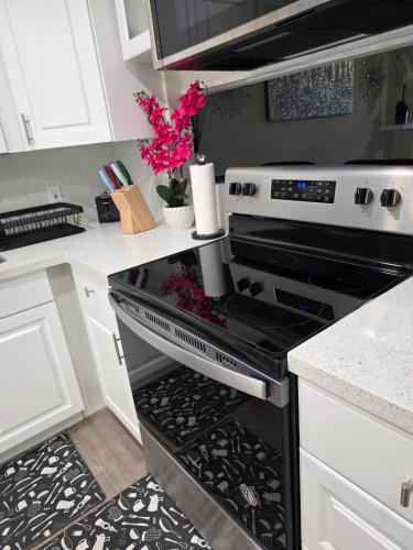Cozy Retreat by the Beach, Airport & Cruise Port in Emerald Hills
