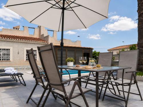Townhouse with shared pool