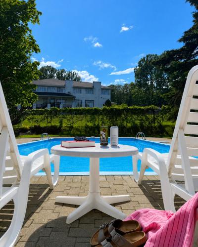 Swimming pool, Hotel au Petit Berger in La Malbaie (QC)
