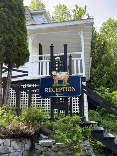 Exterior view, Hotel au Petit Berger in La Malbaie (QC)