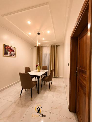 Cho Cho Apartments in ลิมเบ
