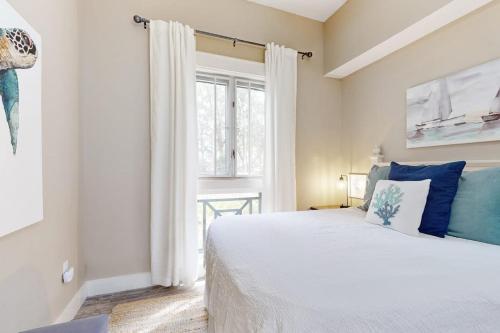Convenient studio close to beach and pier with WiFi shared pool AC - image 2
