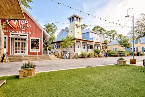 Pleasant studio at The Baytowne Wharf with shared pool hot tub shopping & events - image 2