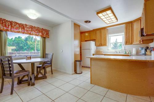 Near Riverwalk & Lake Adventures! Pueblo Home in 梅薩章克申