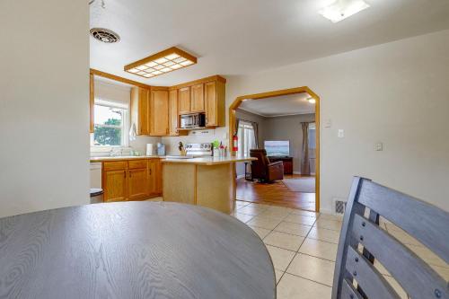 Near Riverwalk & Lake Adventures! Pueblo Home in 梅薩章克申