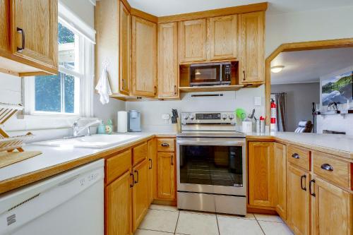 Near Riverwalk & Lake Adventures! Pueblo Home in 梅薩章克申