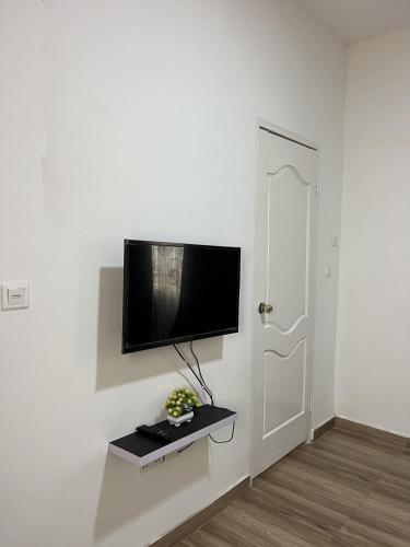 Забавления, Rave Apartment in Elmina