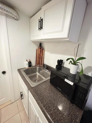 AURA STAYS -15 Min to EWR -FREE PARKING in Belleville (NJ)