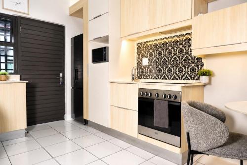 Cuina, Luxury Rivonia Apartment Retreat with Balcony in Morningside