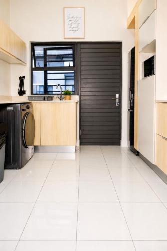 Cuina, Luxury Rivonia Apartment Retreat with Balcony in Morningside