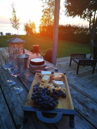 . Red Brickhouse Lakefront Cottage