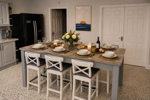 Ardee Retreat - Sleeps 6, Group Stays, Garden, Walk to Town 3