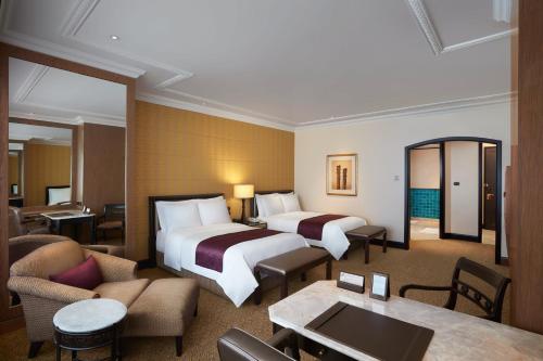 1 queen bed, 2 double beds
