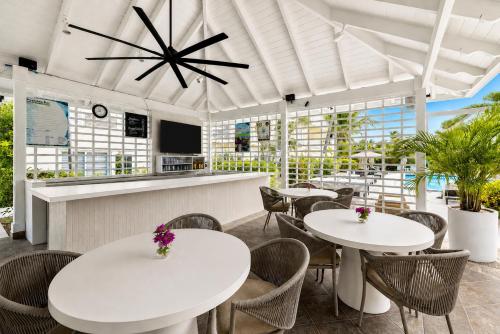 ผับ/เลาจน์, Ports of Call Resort Turks & Caicos, Tapestry Collection by Hilton in โพรวิเดนเชียลส์